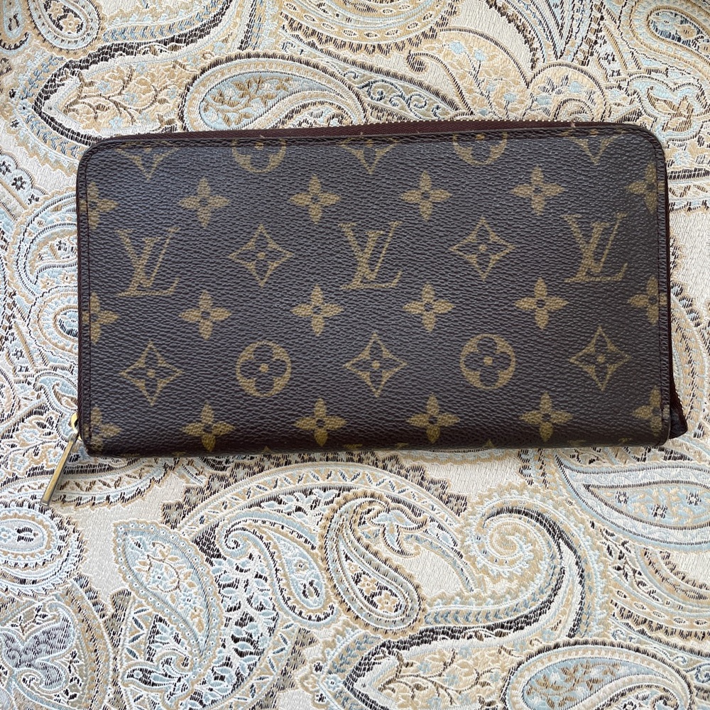 Authentic Louis Vuitton monogram zippy organizer